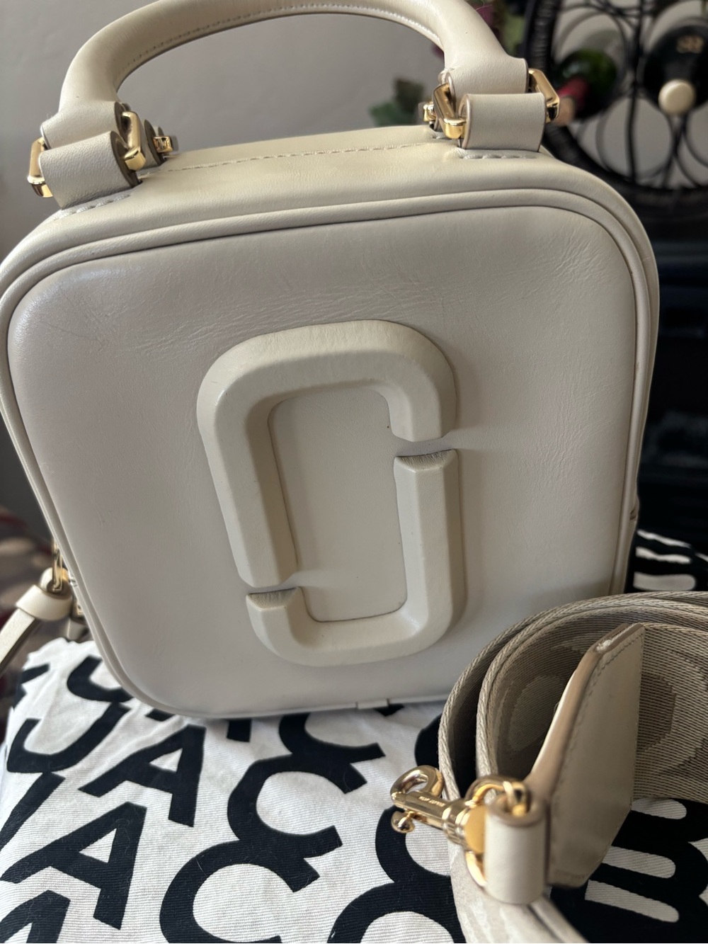 Marc Jacobs THE CUBE Beige matching with Beige WALLET♥️ - Picture 4 of 16